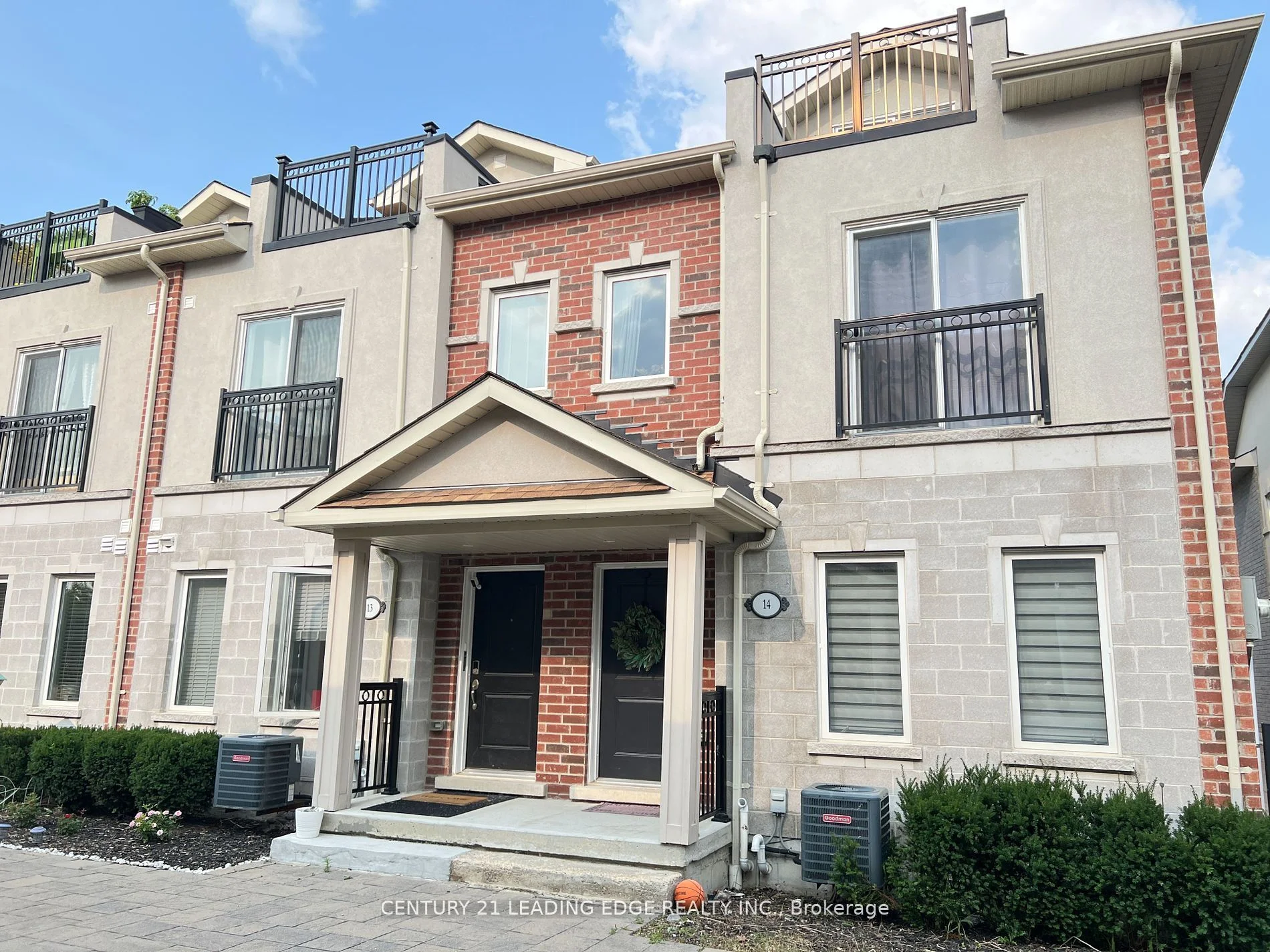 Att/Row/Townhouse in Whitby