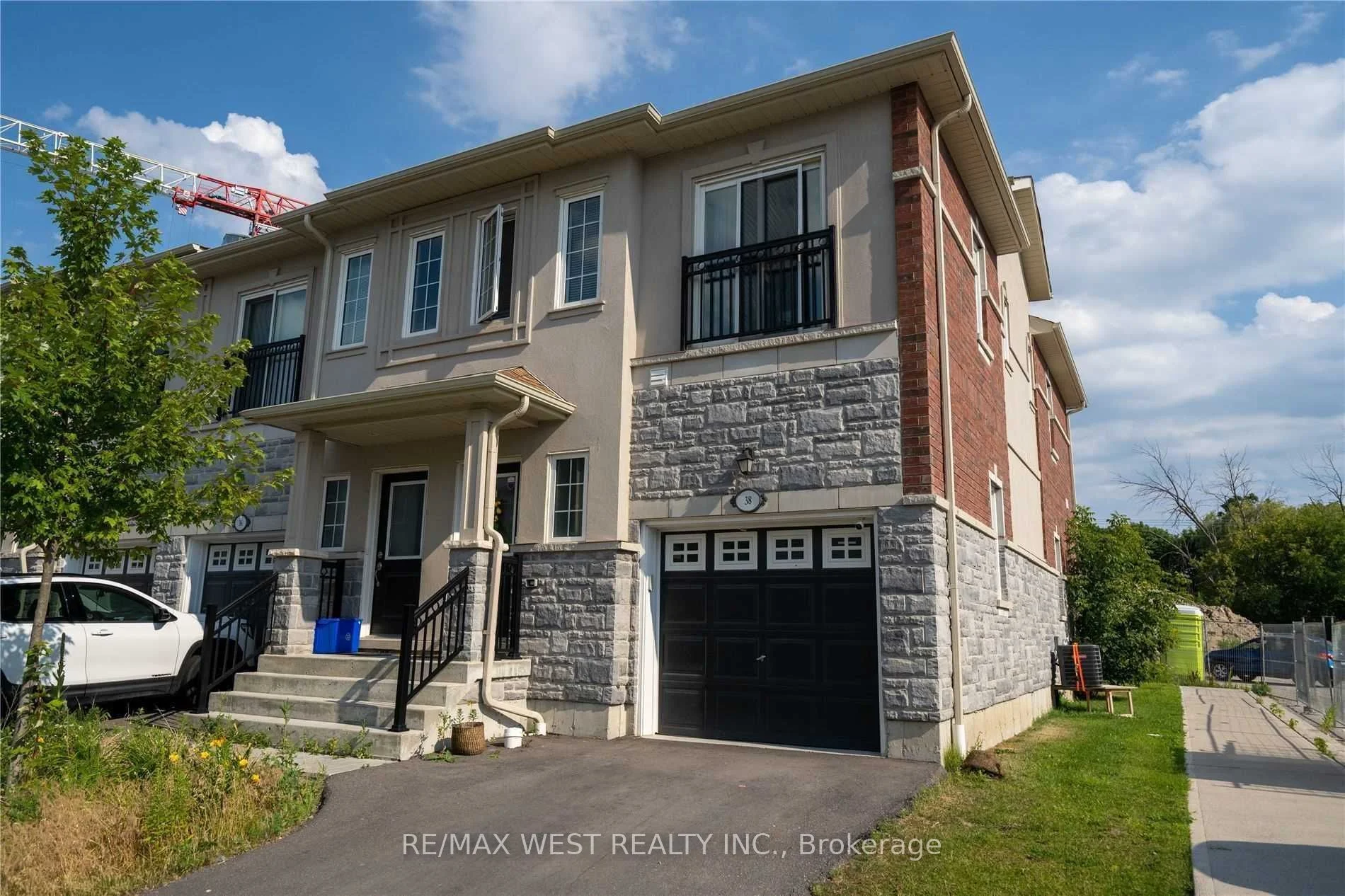 Att/Row/Townhouse in Whitby