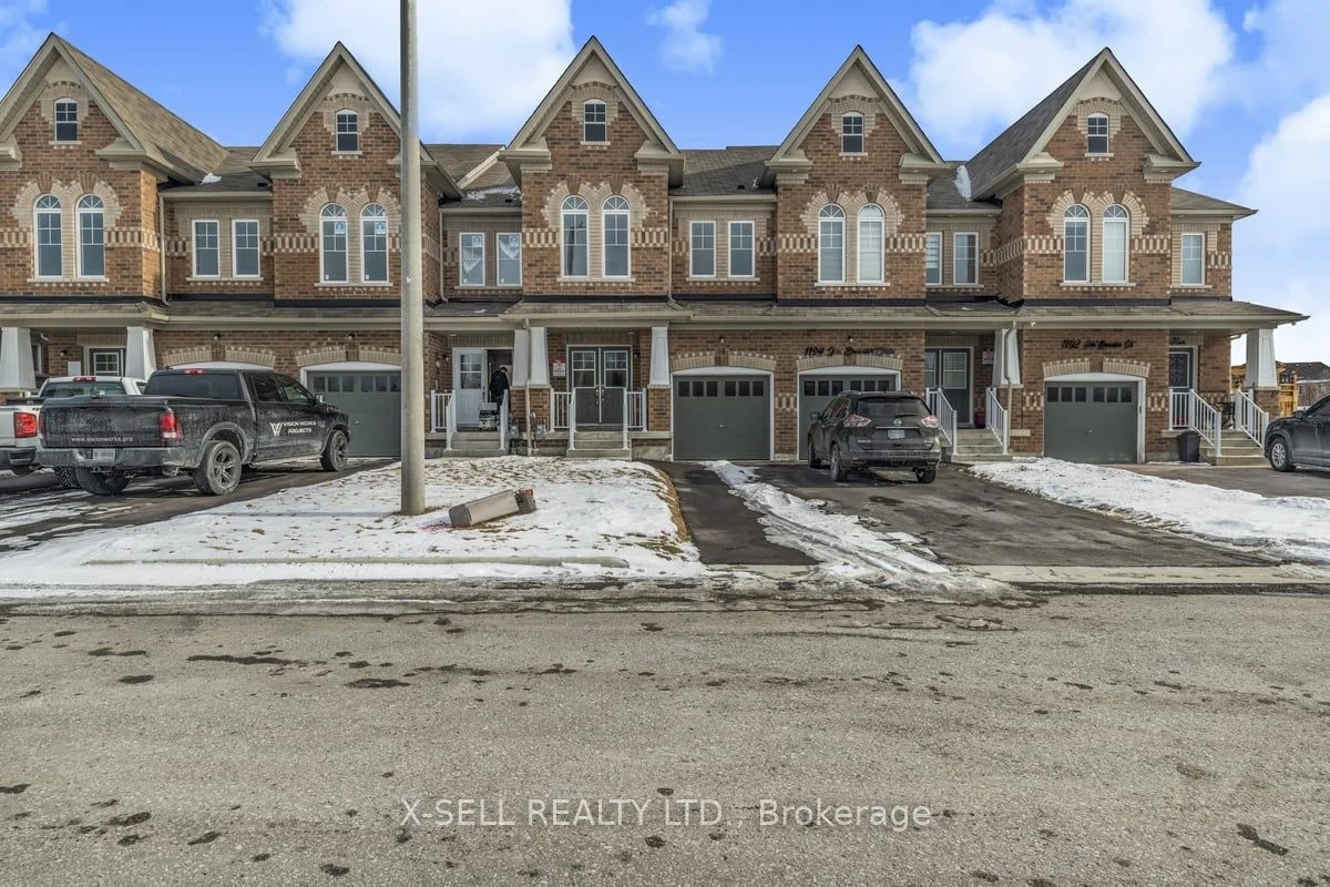 Att/Row/Townhouse in Oshawa