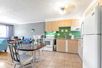 Att/Row/Townhouse in Toronto