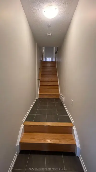 Att/Row/Townhouse in Oshawa