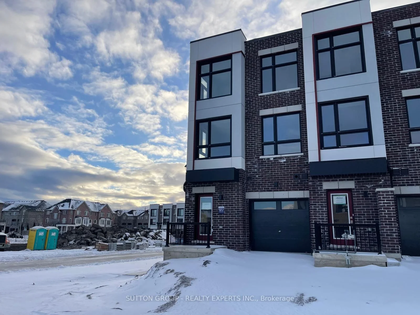 Att/Row/Townhouse in Ajax