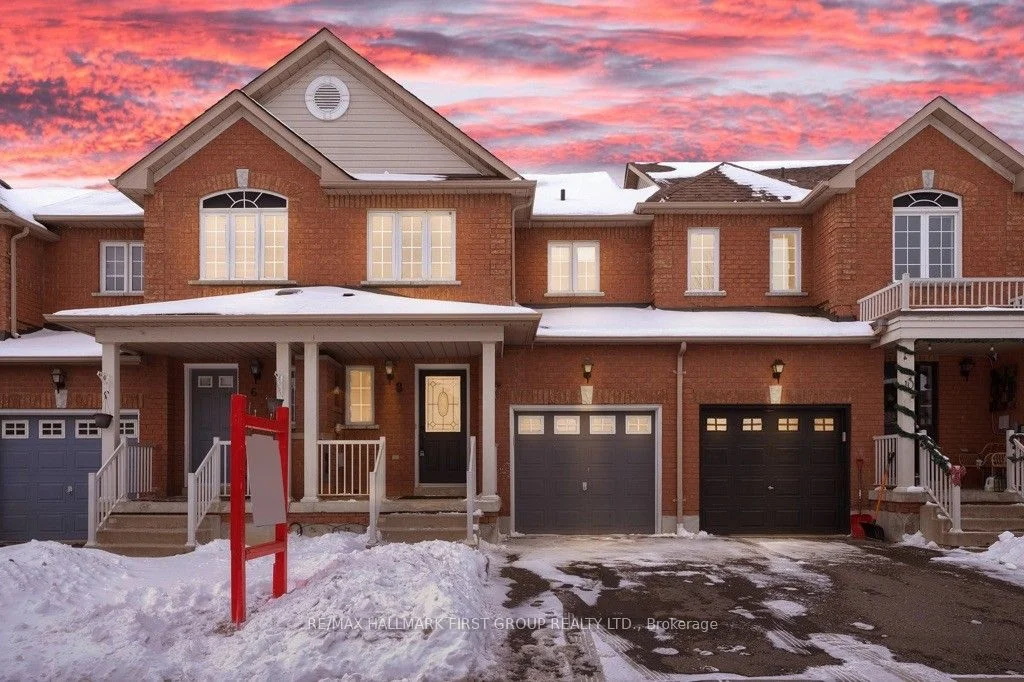 Att/Row/Townhouse in Whitby