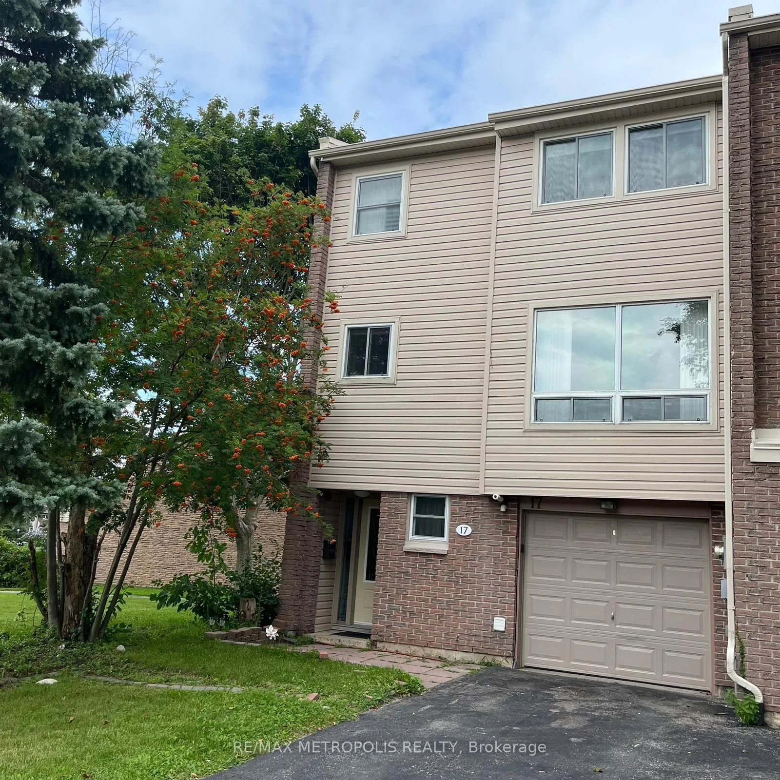 Condo Townhouse in Ajax