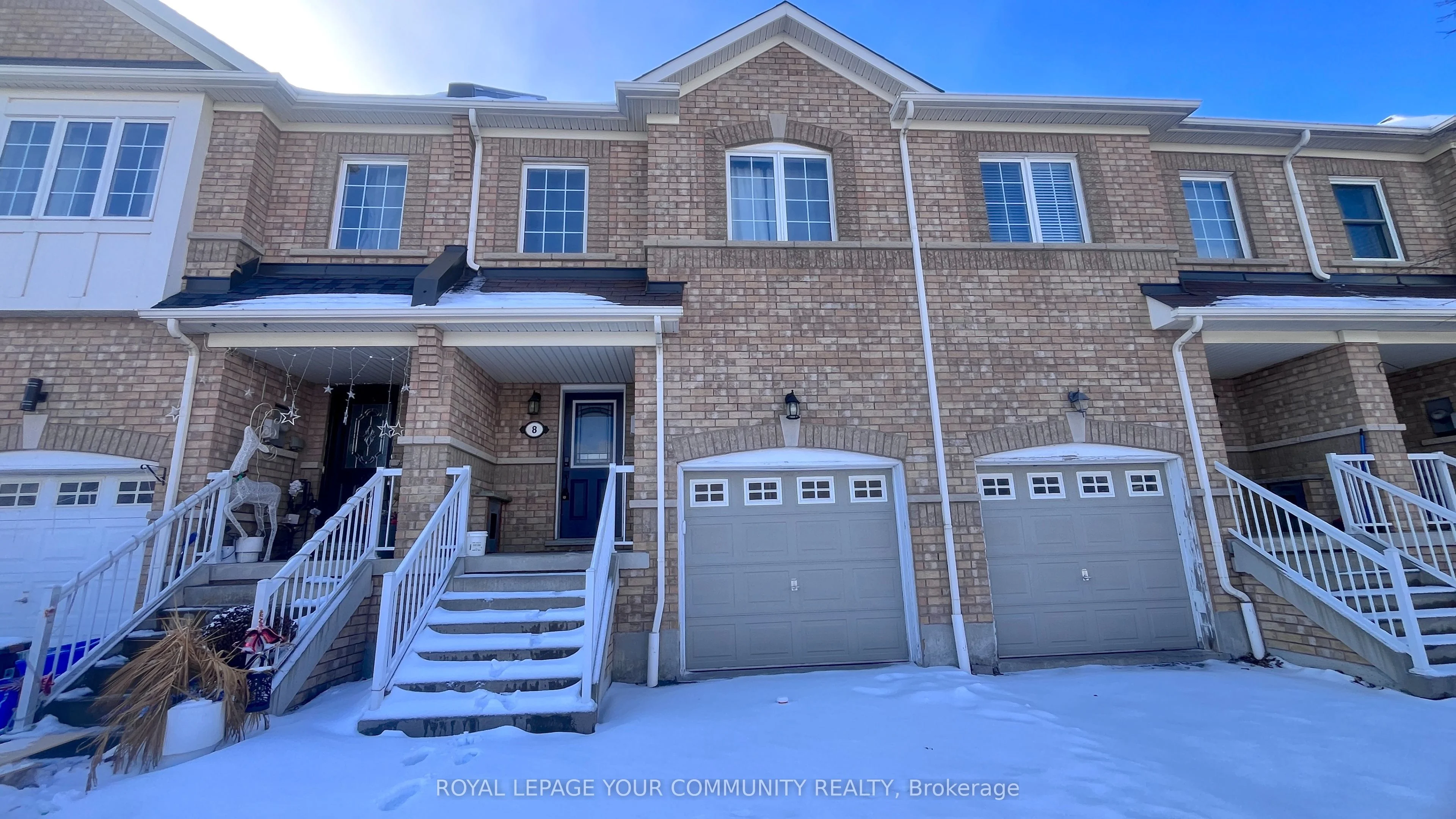 Att/Row/Townhouse in Whitby