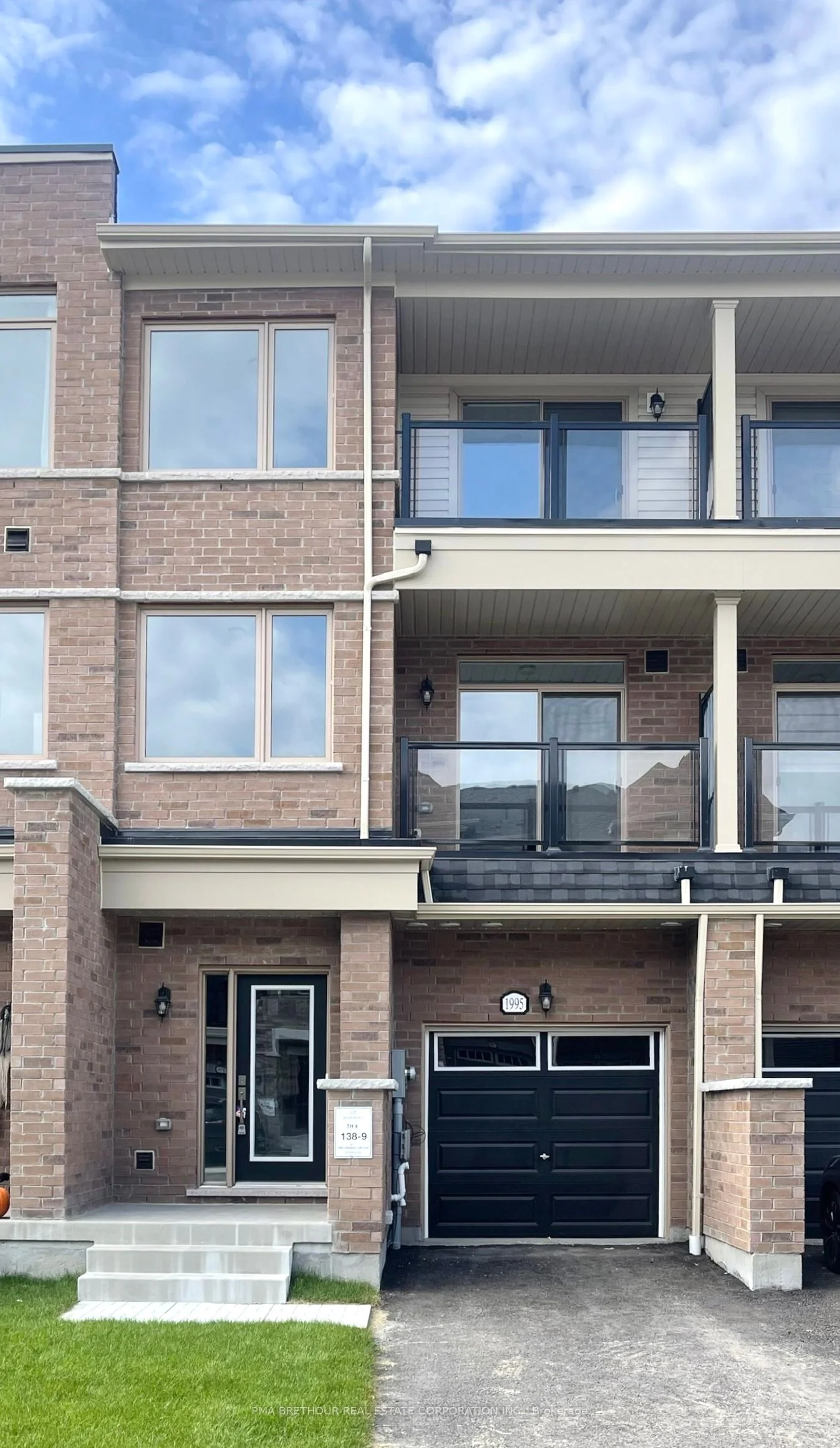 Att/Row/Townhouse in Oshawa