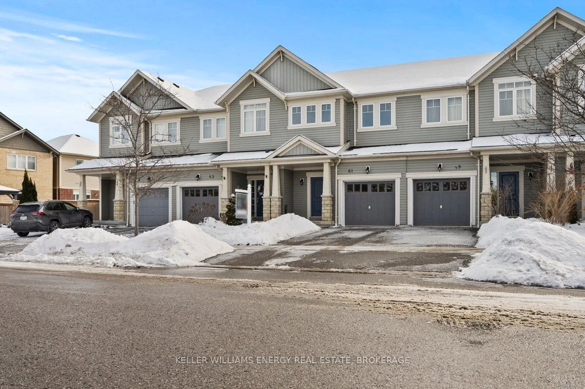 Att/Row/Townhouse in Oshawa