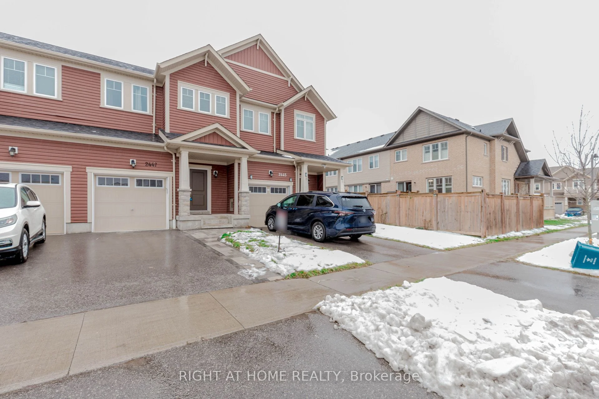 Att/Row/Townhouse in Oshawa