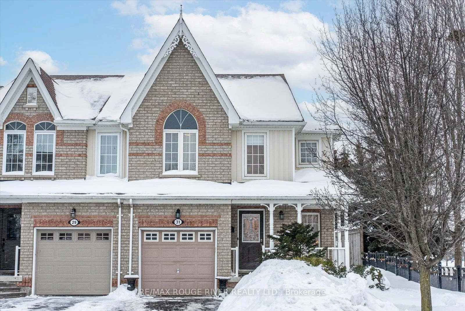 Att/Row/Townhouse in Whitby