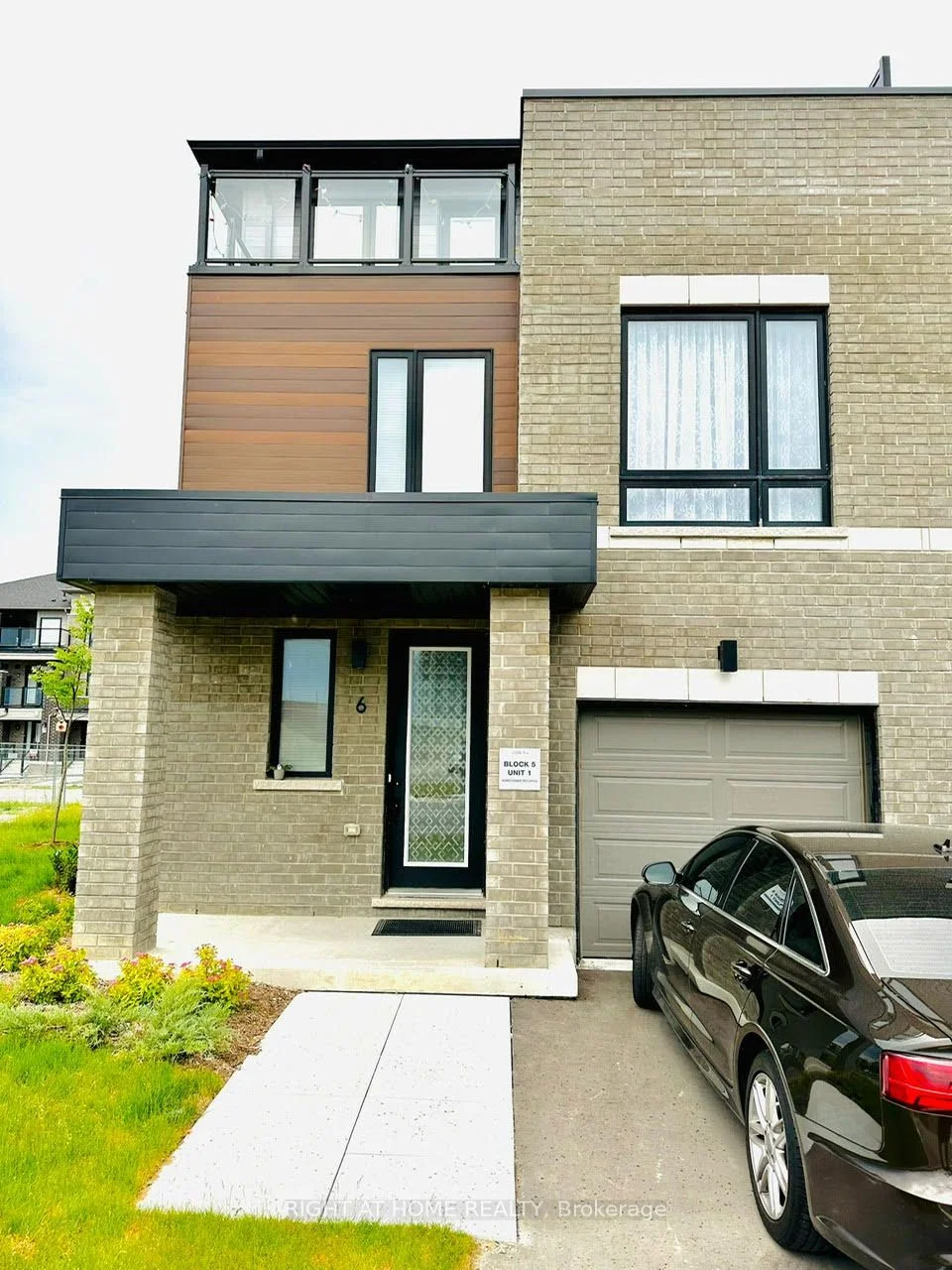 Att/Row/Townhouse in Whitby