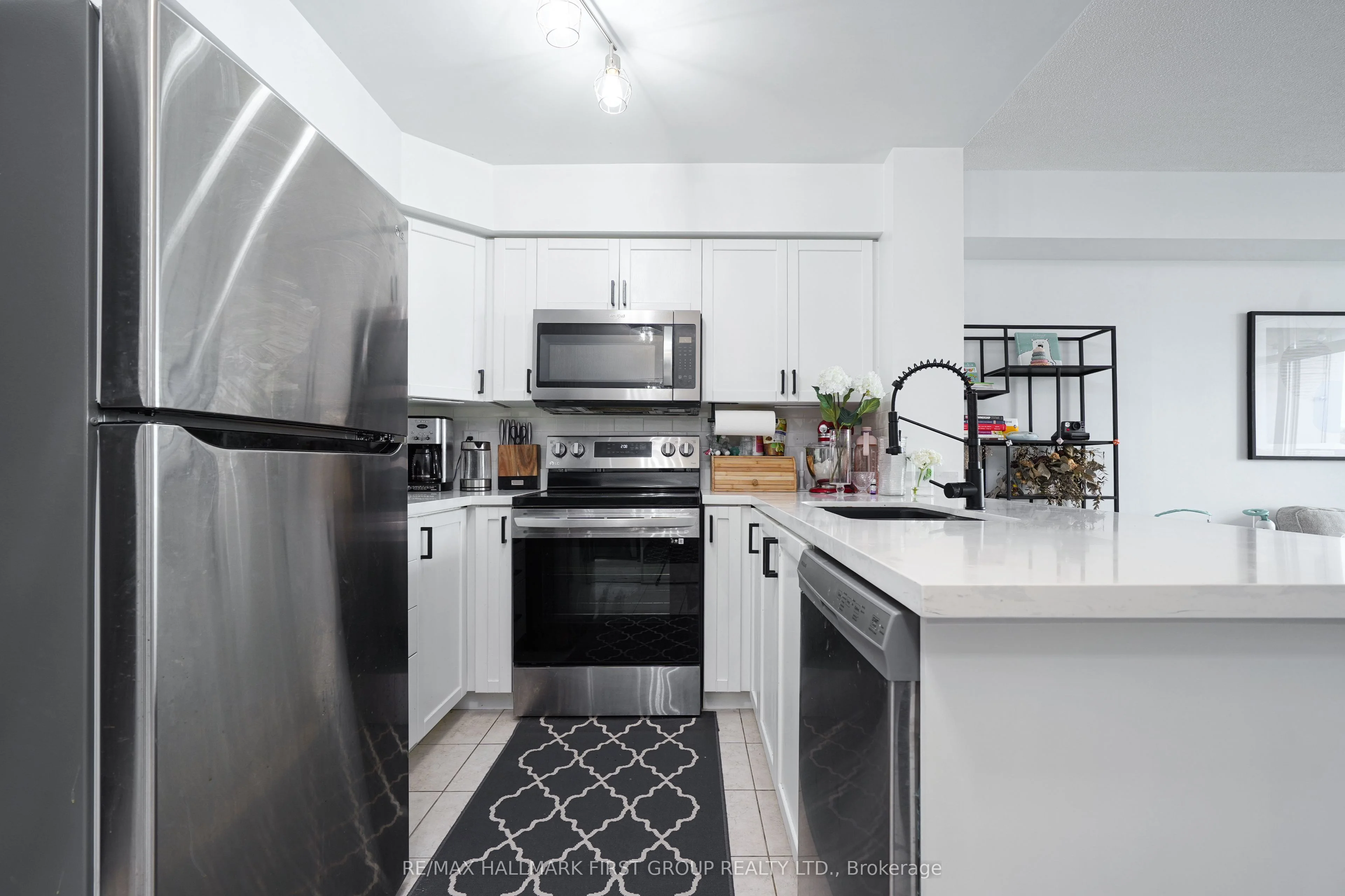 1600 Charles Street 710, Whitby, ON L1N 0G4
