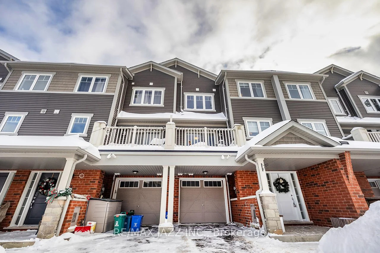 Att/Row/Townhouse in Oshawa