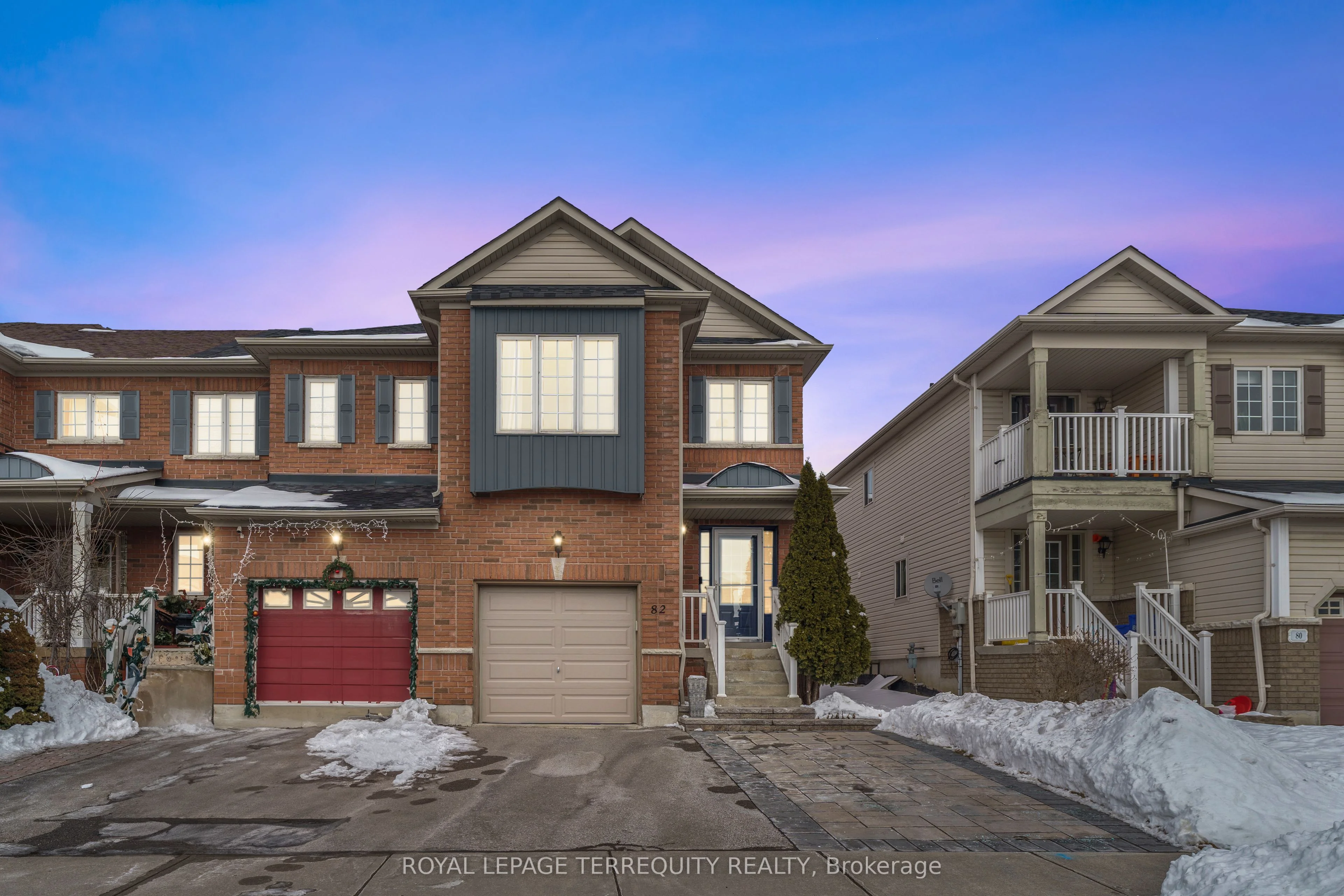 Att/Row/Townhouse in Whitby