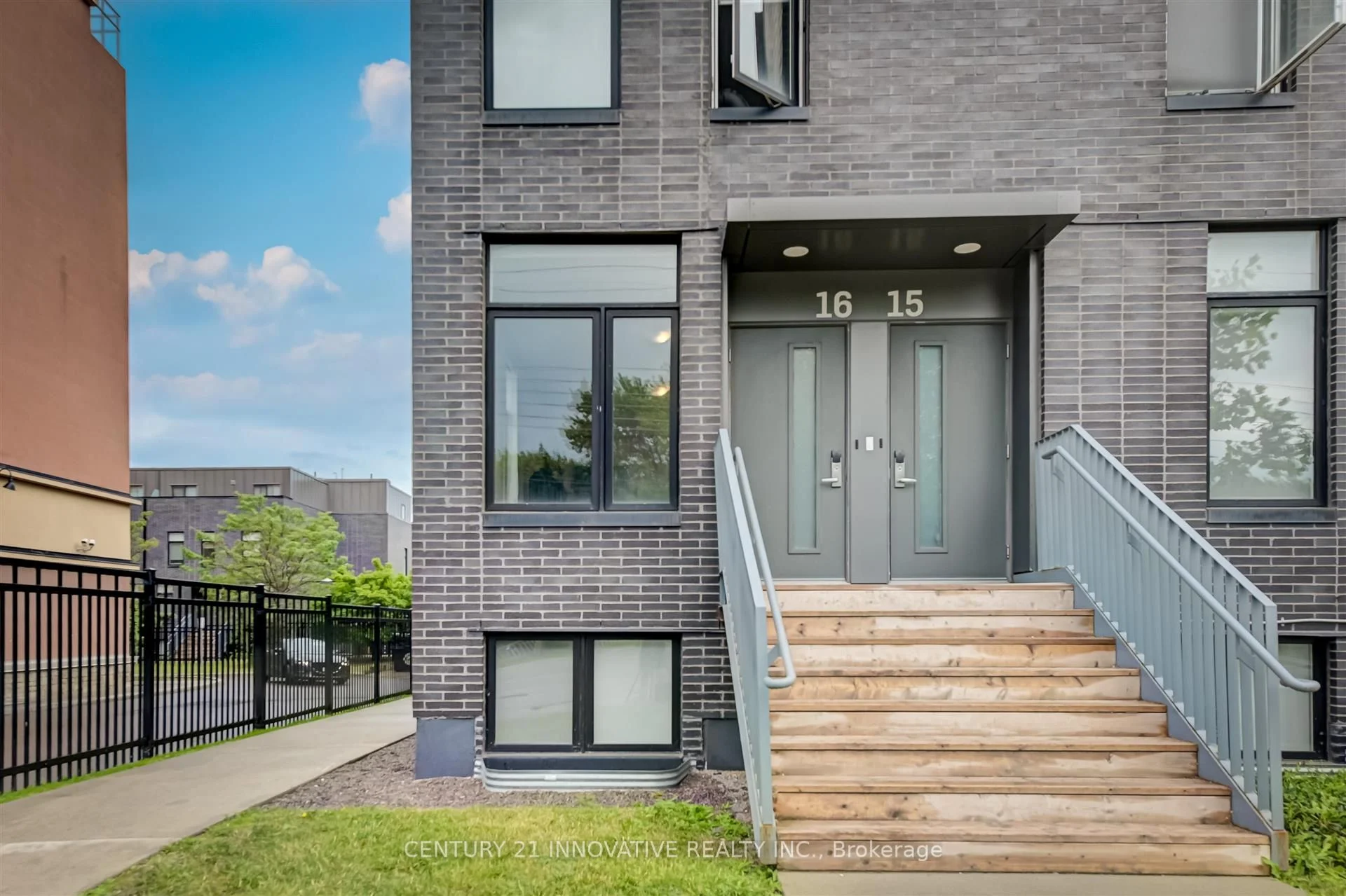 1720 Simcoe Street 16, Oshawa, On L1g 4x9