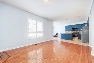 Detached in Whitby