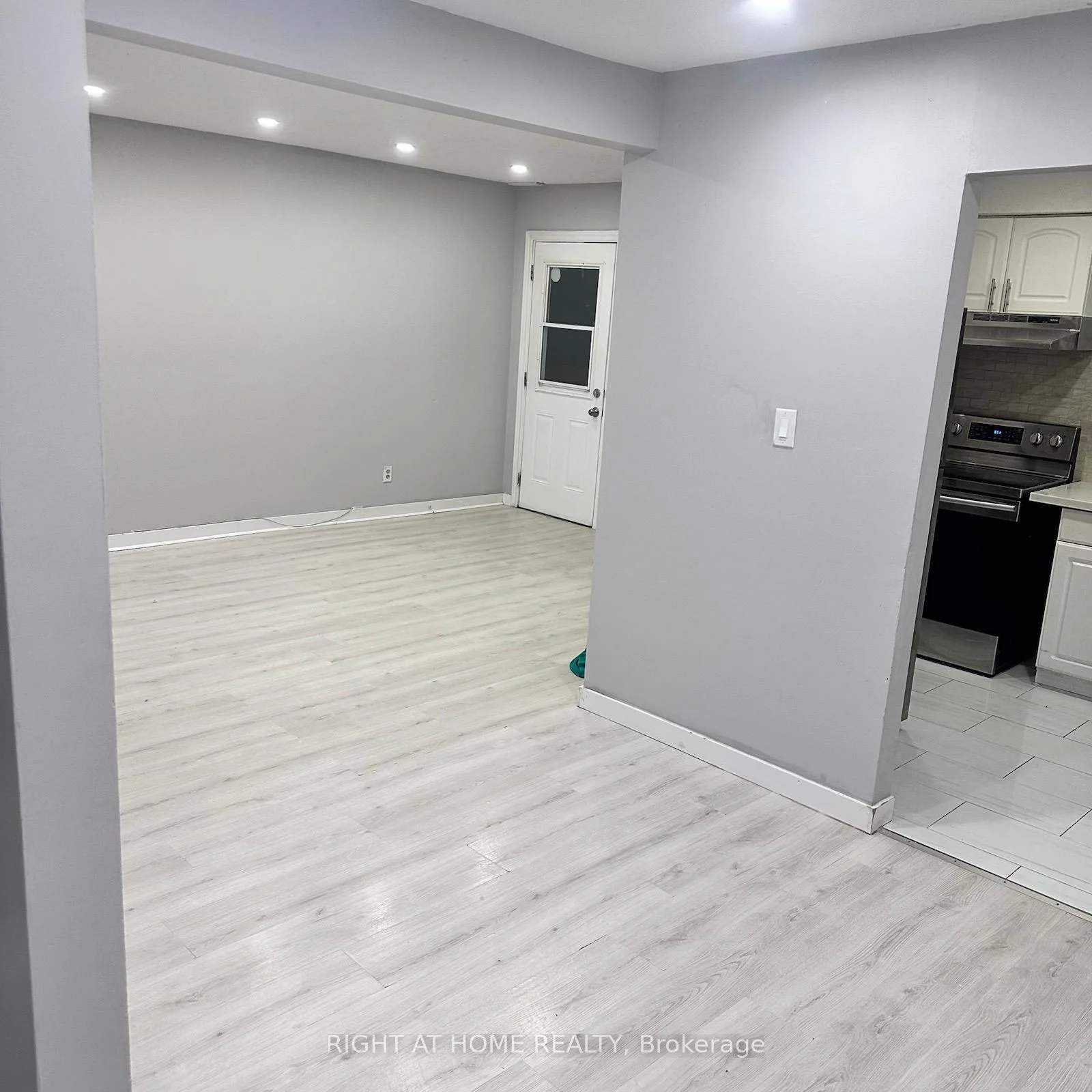 1100 Oxford Street 5, Oshawa, ON L1J 6G4