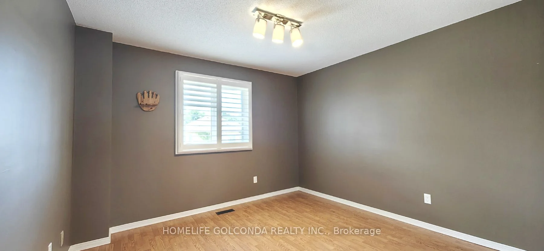 27 carroll Street, Whitby, ON L1N 7Y5