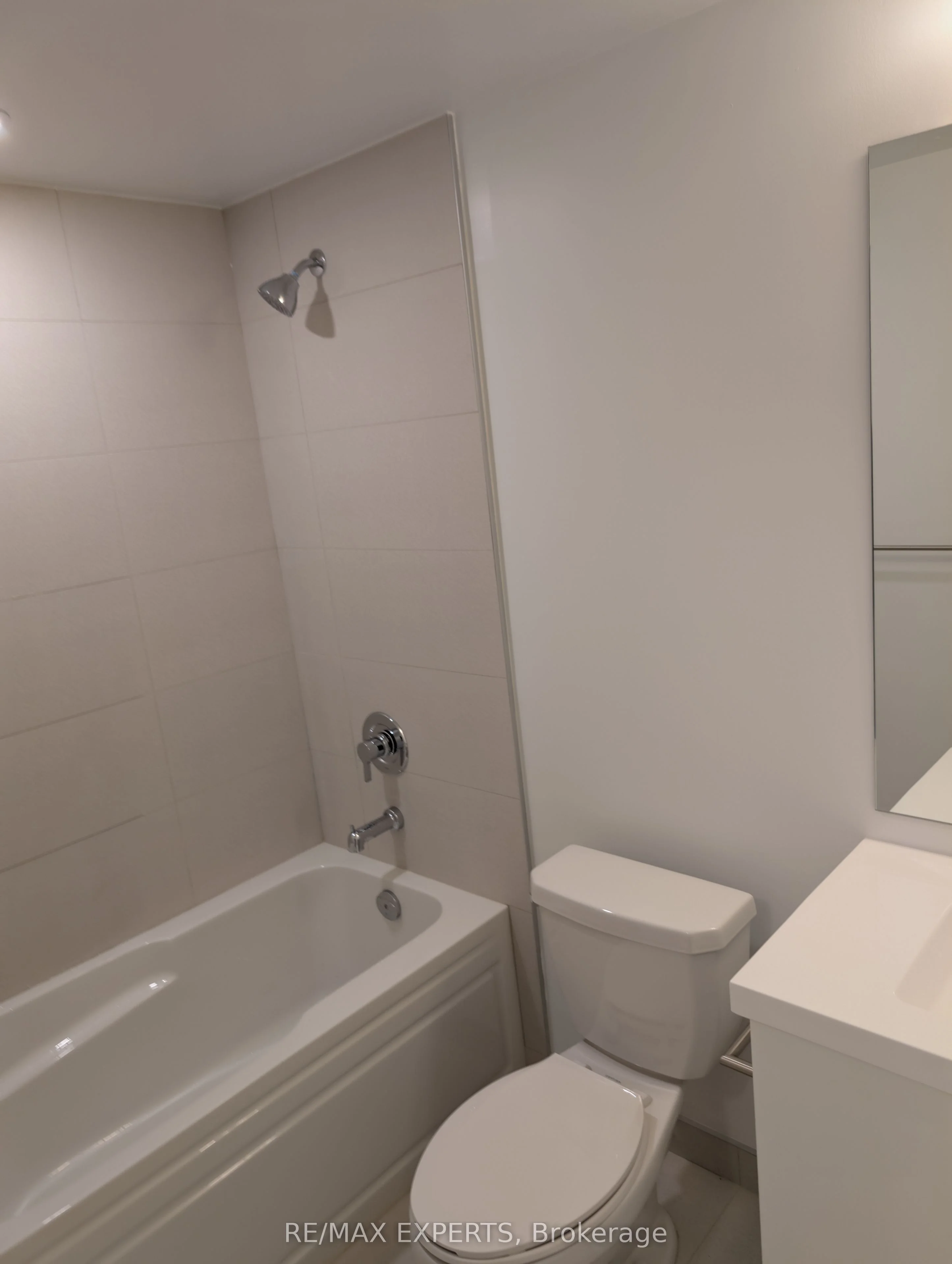 2545 Simcoe Street N 2213, Oshawa, ON L1L 0W3