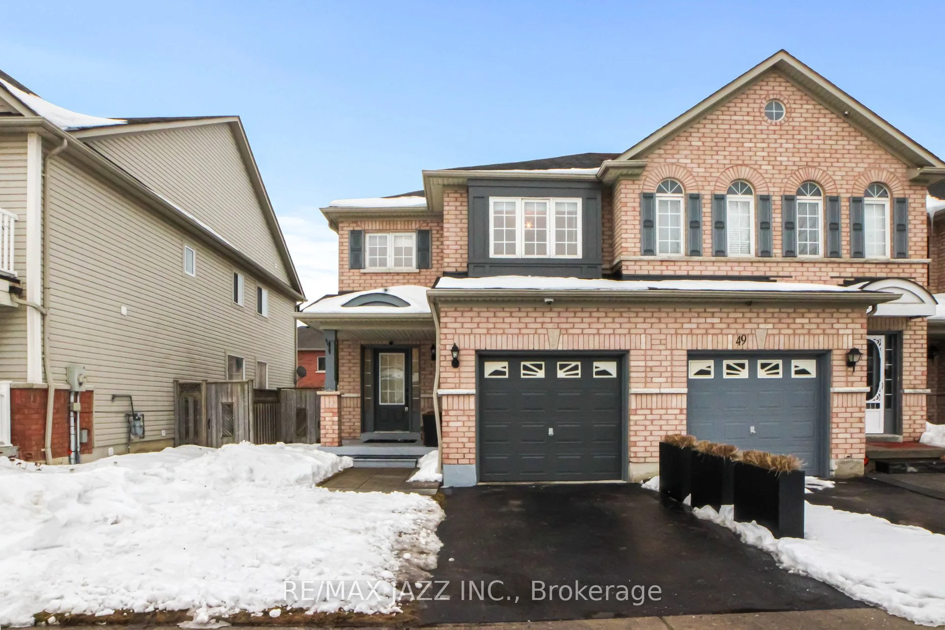 Att/Row/Townhouse in Whitby