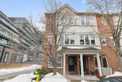 Att/Row/Townhouse in Toronto