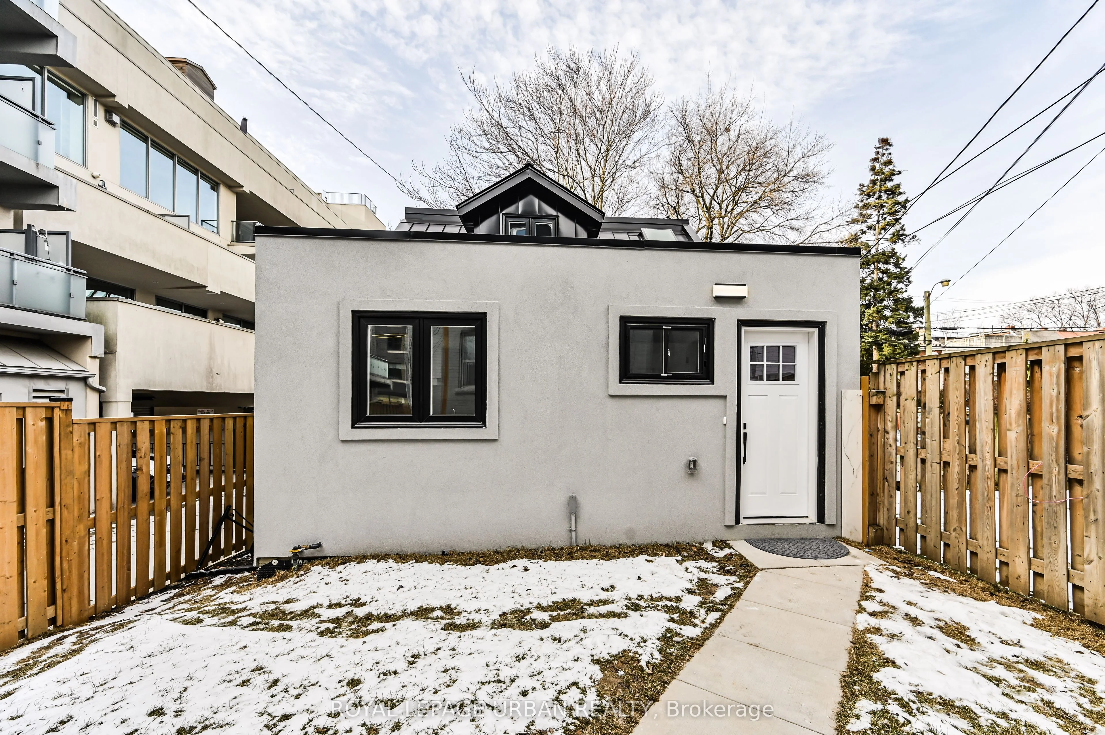 208 Woodbine Avenue, Toronto E02, On M4l 3p2
