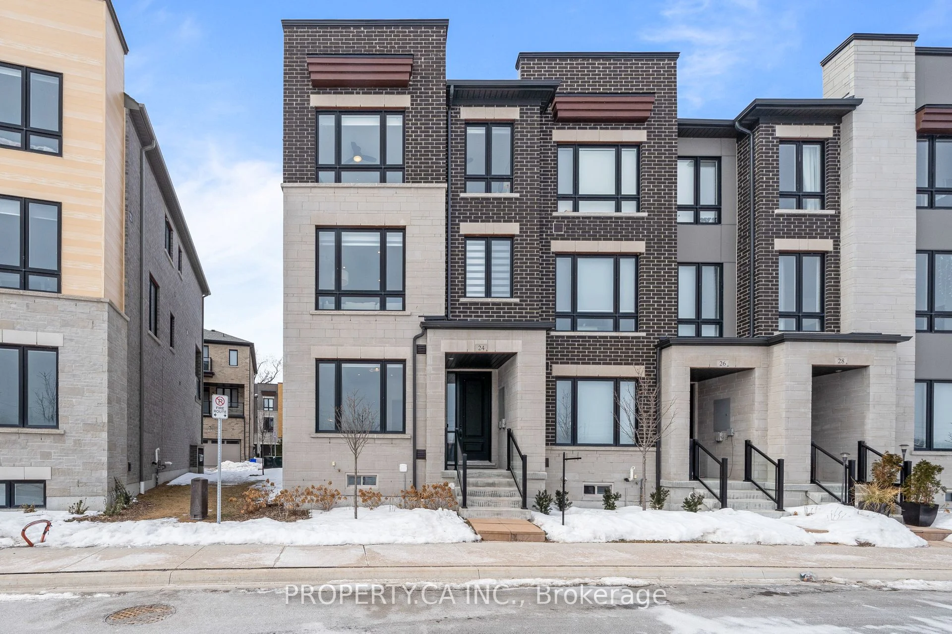Att/Row/Townhouse in Whitby