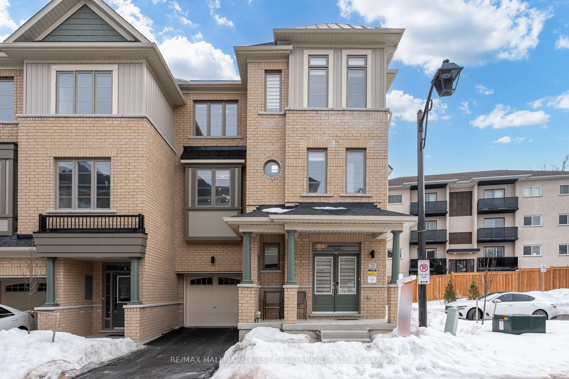 Att/Row/Townhouse in Whitby