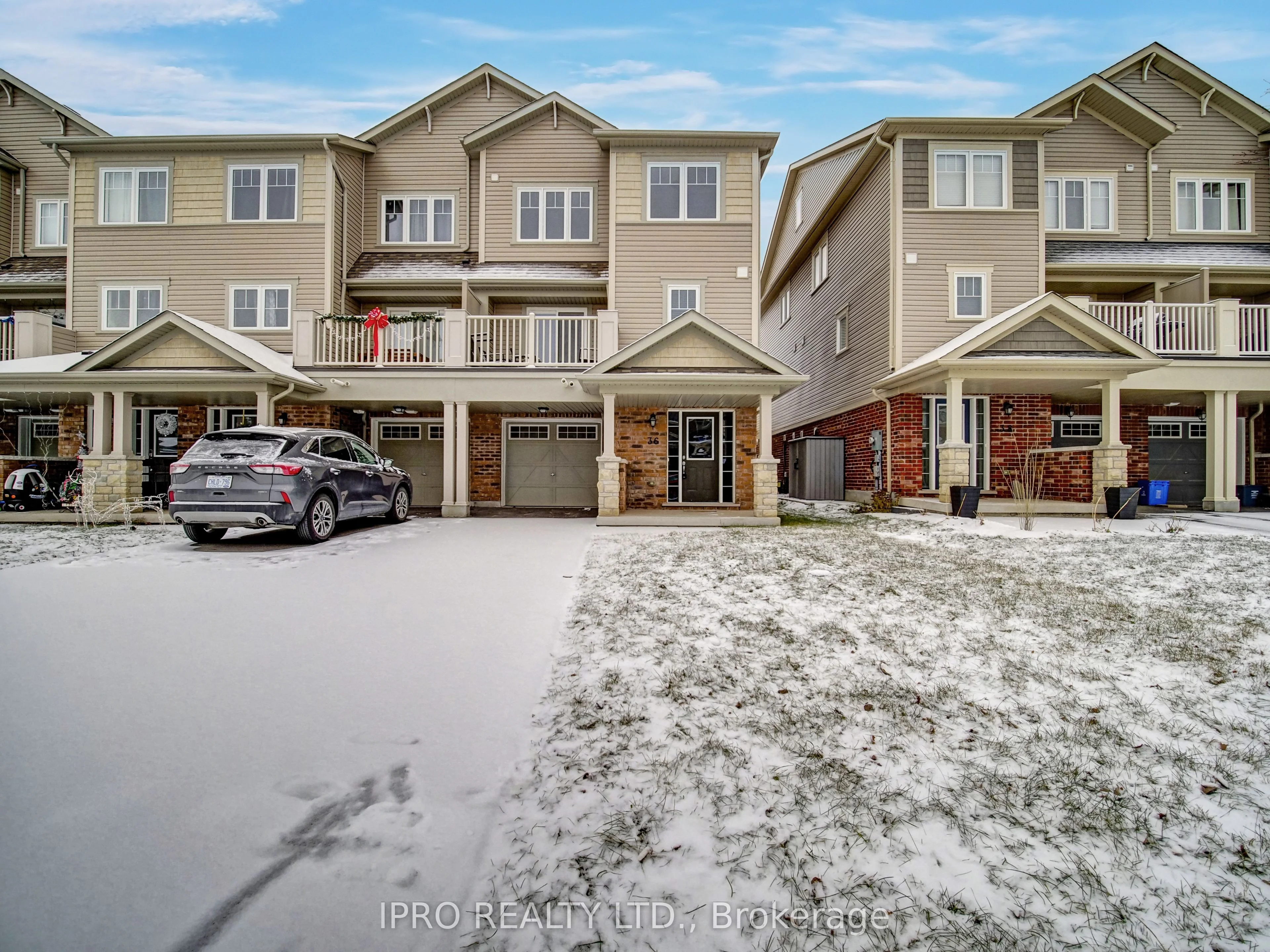 Att/Row/Townhouse in Oshawa