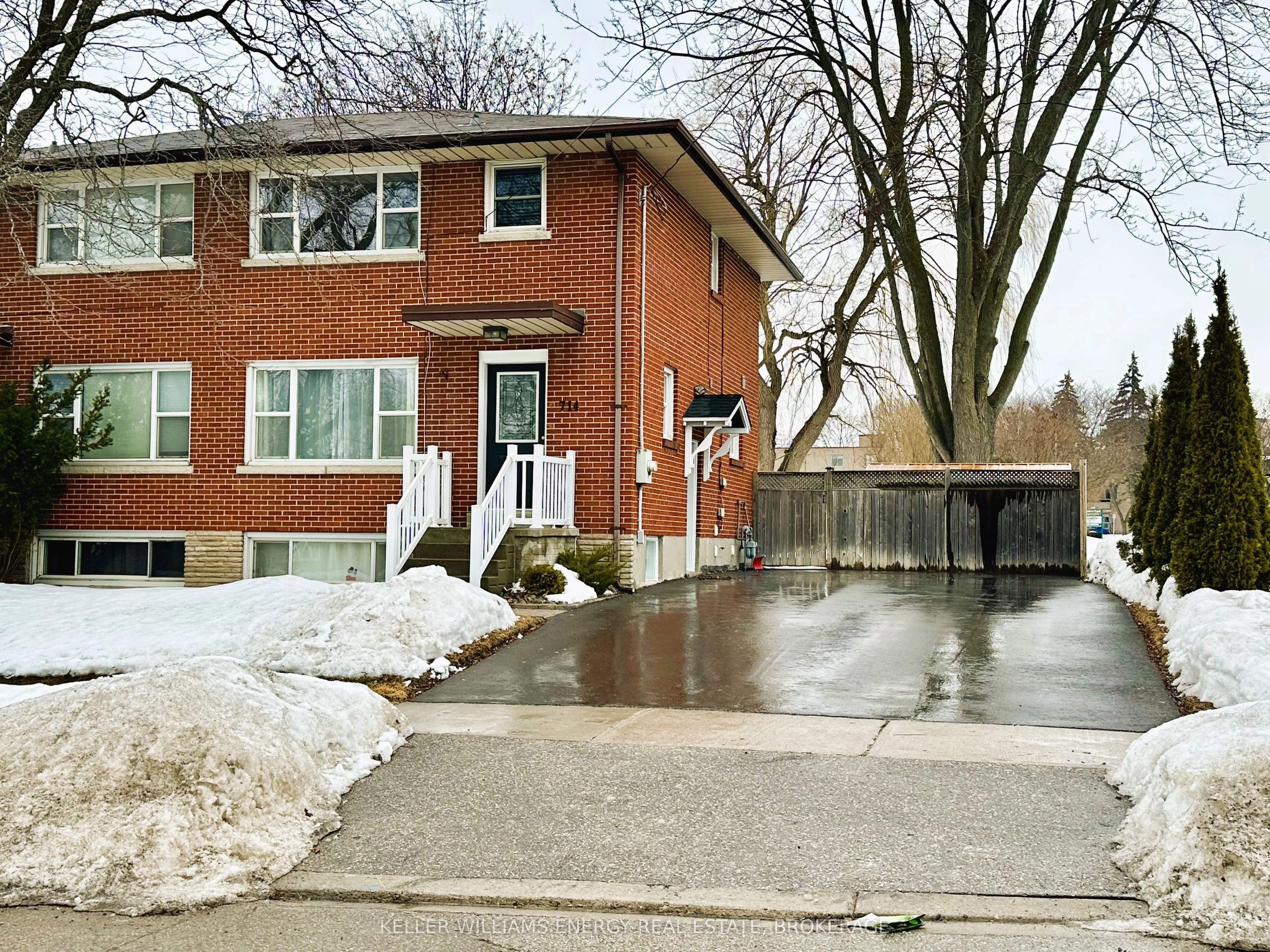 714 Dunlop Street W, Whitby, On L1n 1v6