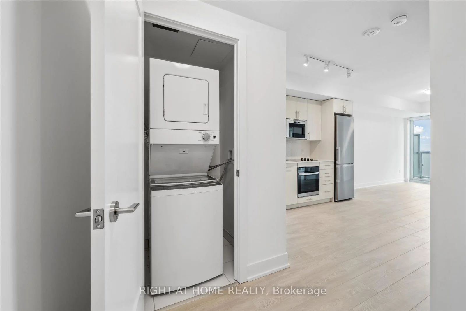 2545 N Simcoe Street N 1613, Oshawa, ON L1L 0W3