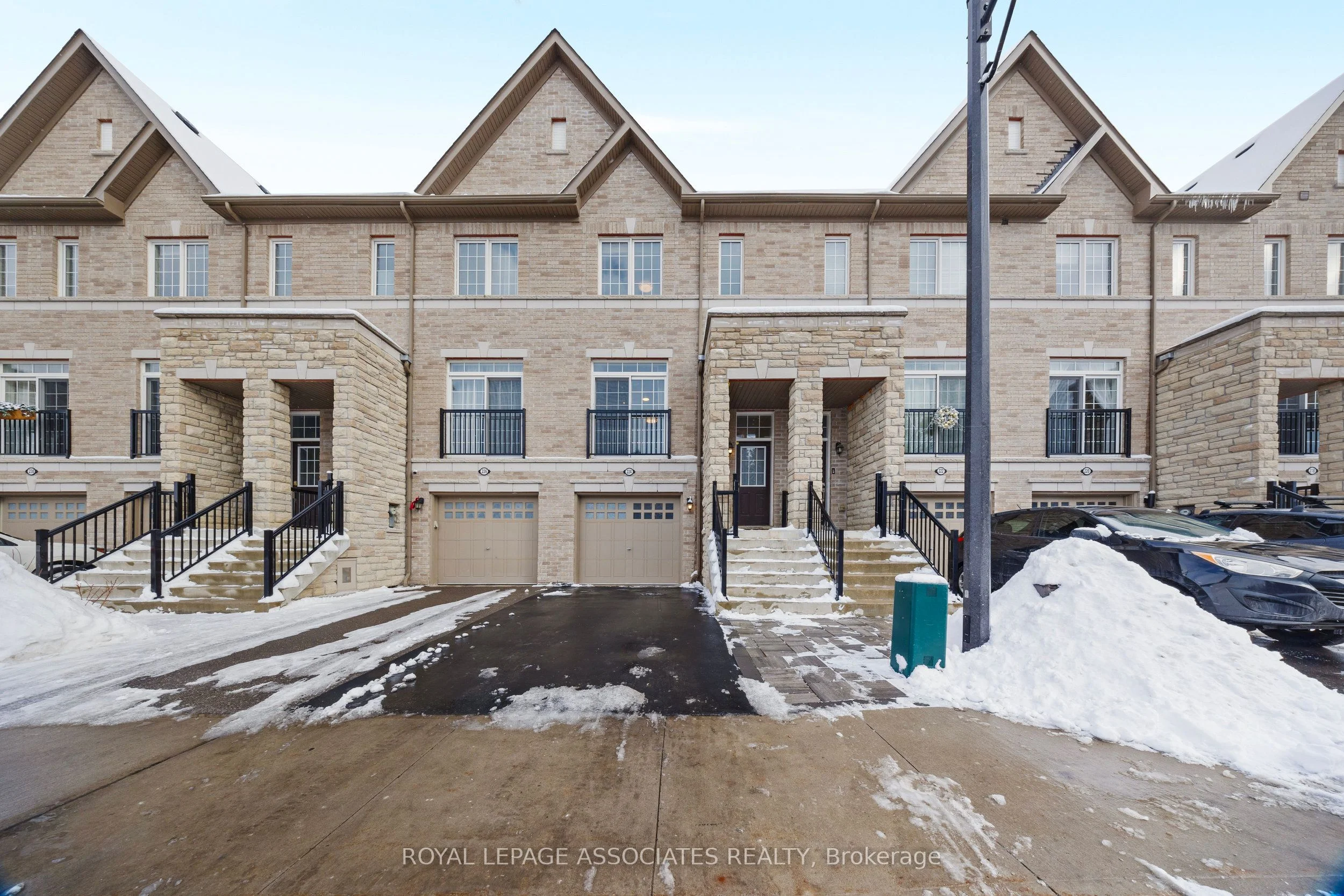 Att/Row/Townhouse in Ajax