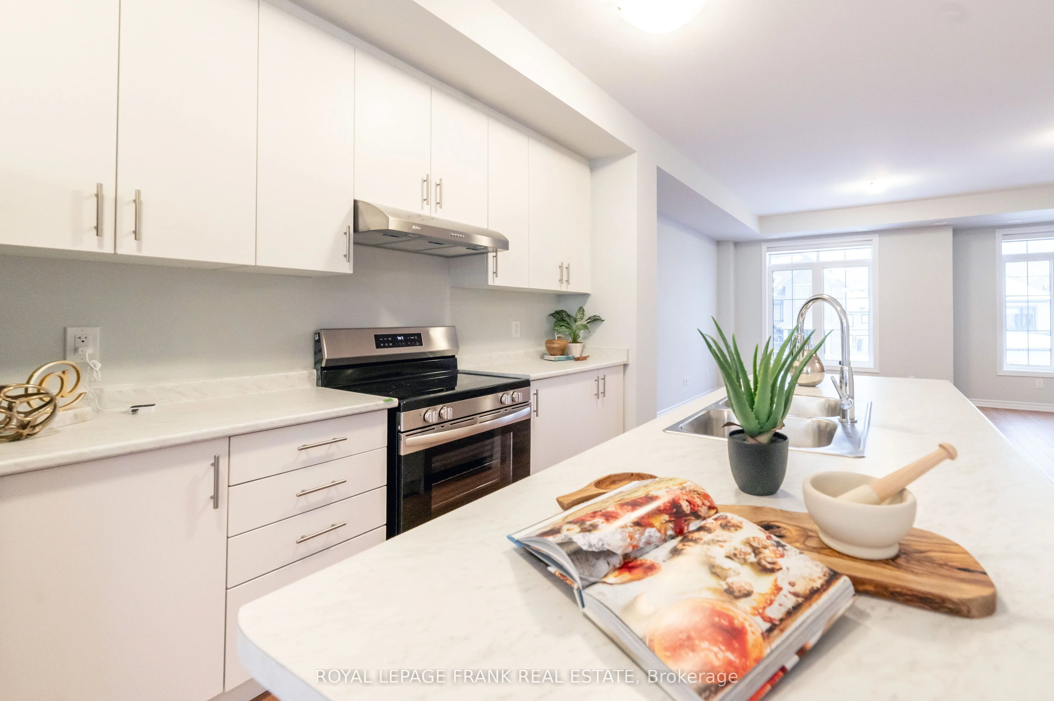 1028 Dyas Avenue, Oshawa, ON L1H 8L7