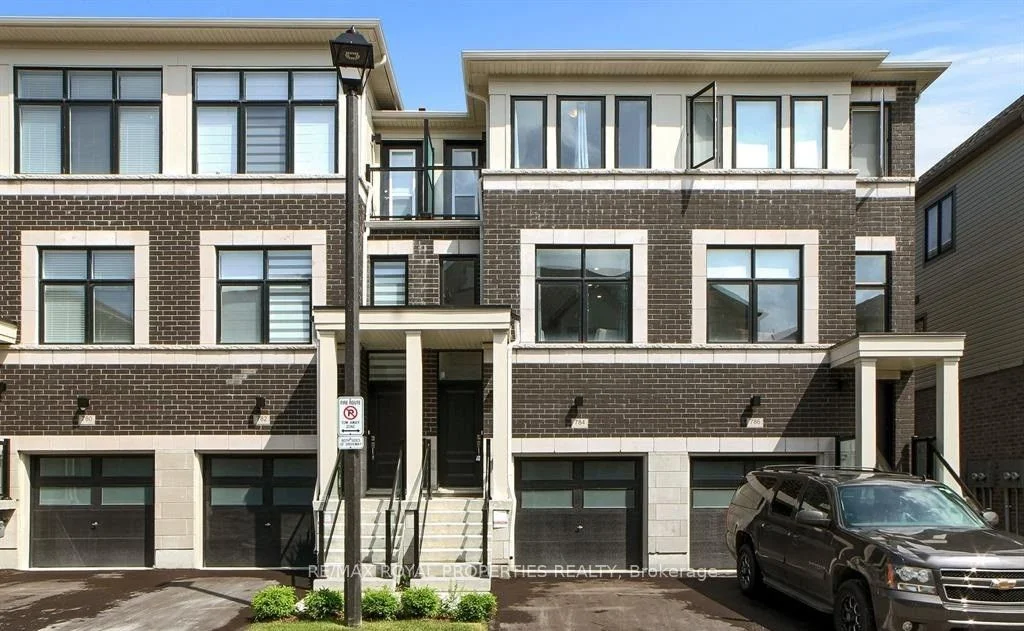 Att/Row/Townhouse in Oshawa