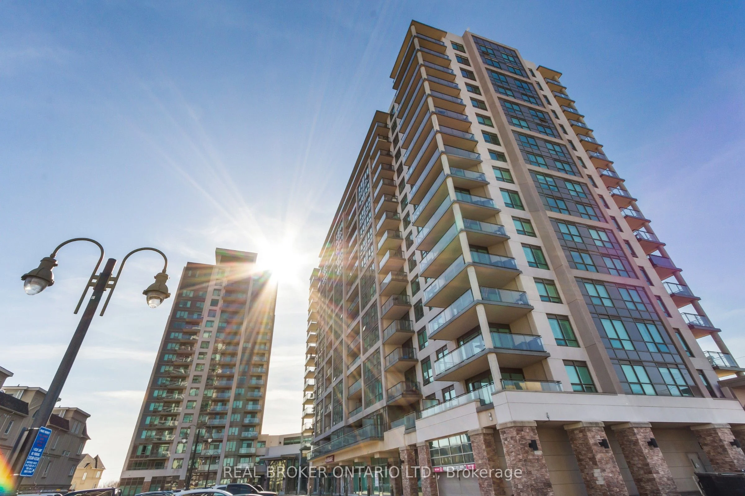 Condo Apartment in Pickering