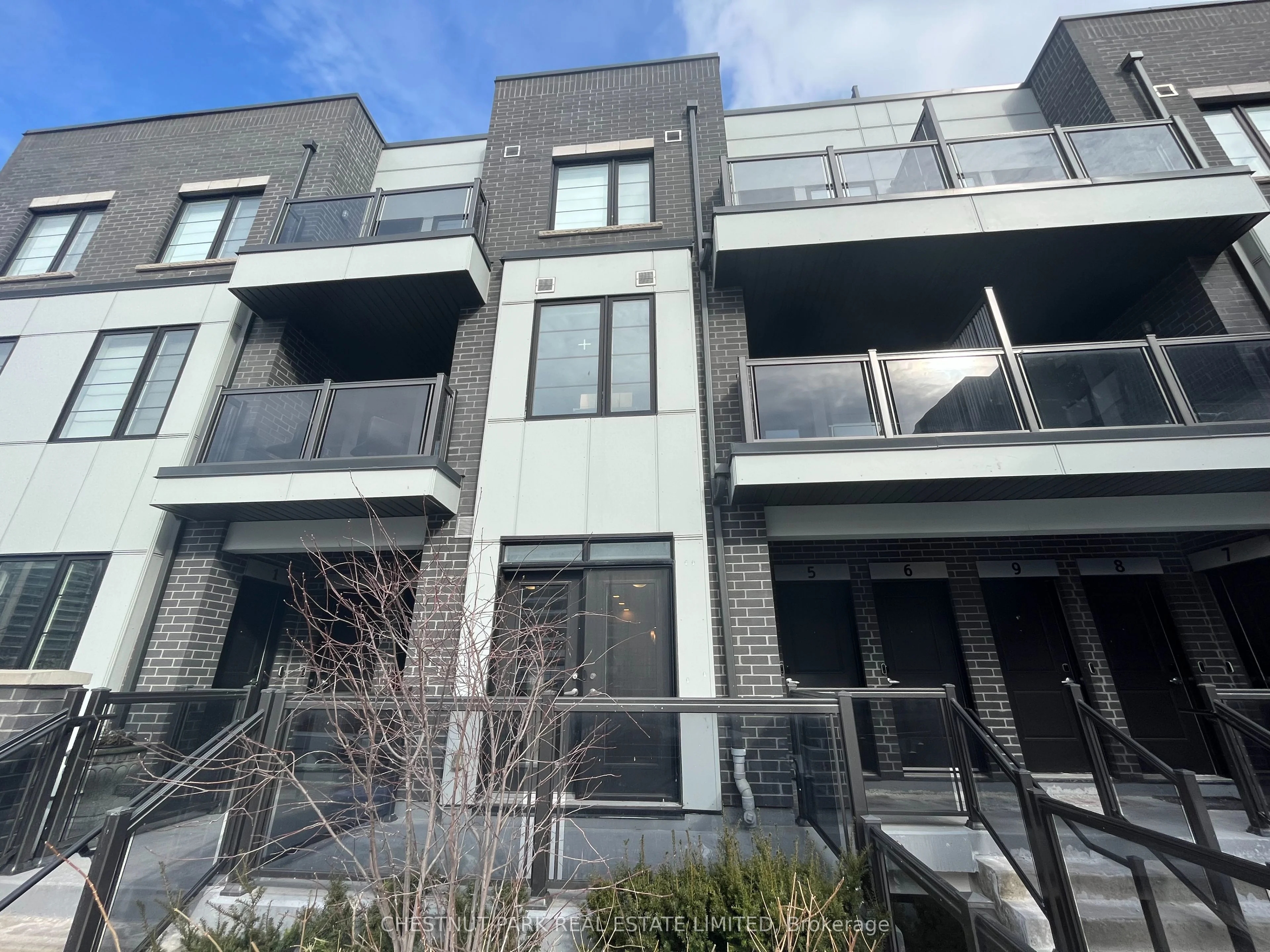 Att/Row/Townhouse in Toronto
