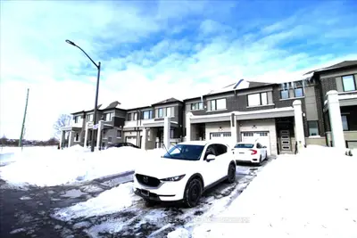 Att/Row/Townhouse in Whitby