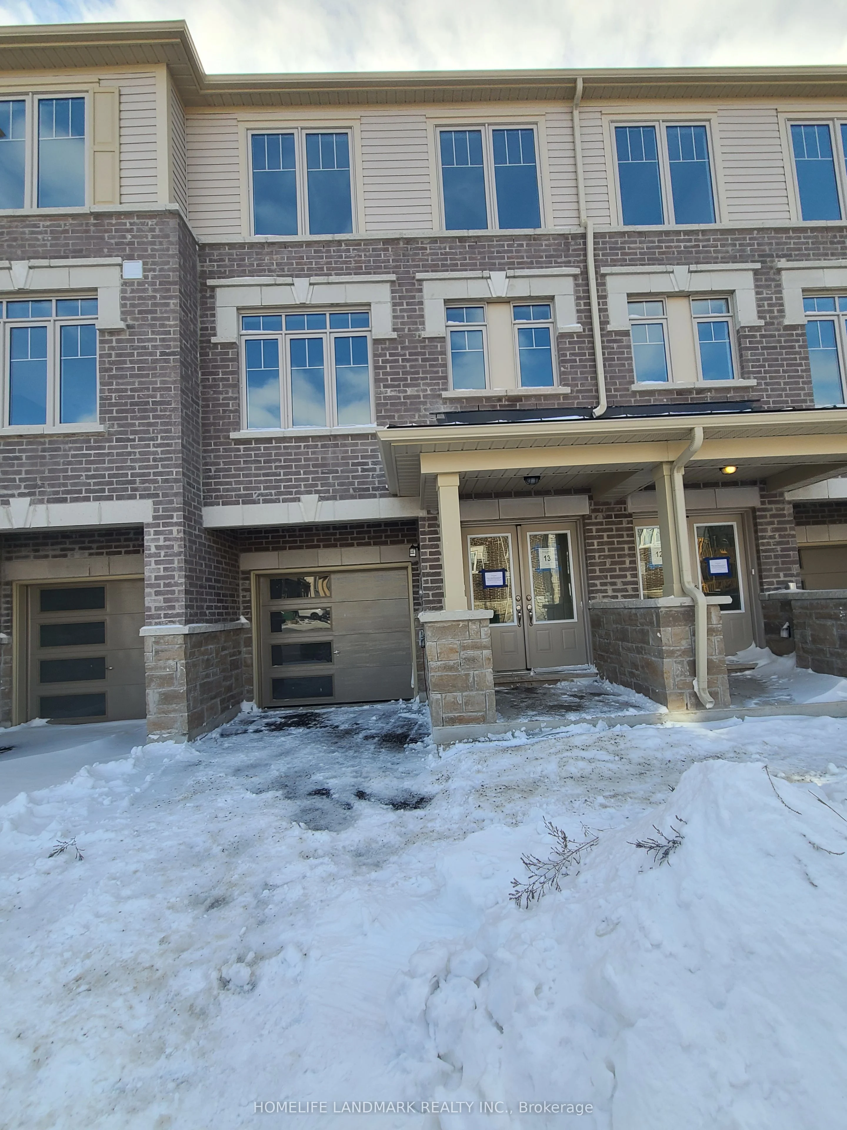 Att/Row/Townhouse in Clarington