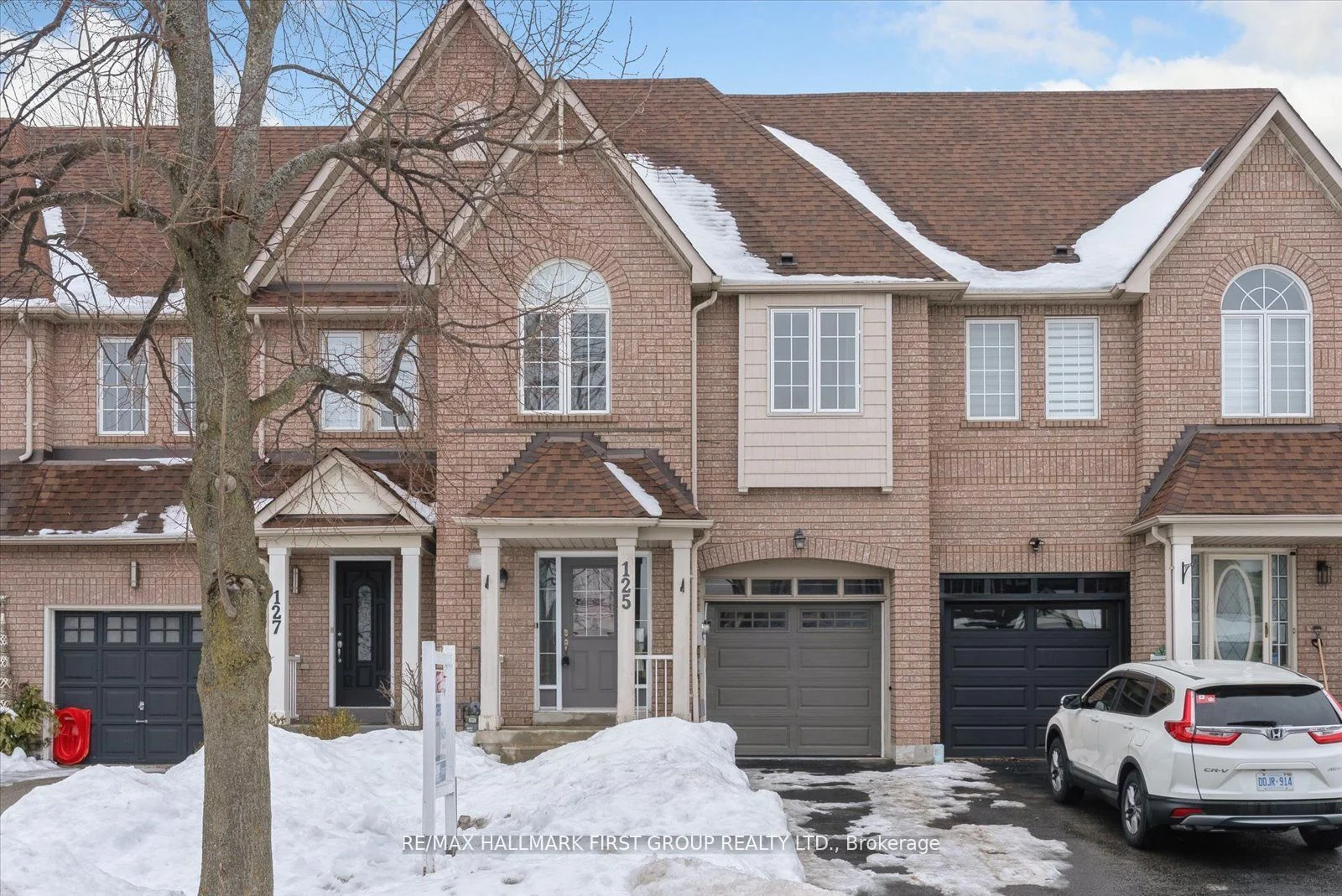 Att/Row/Townhouse in Whitby