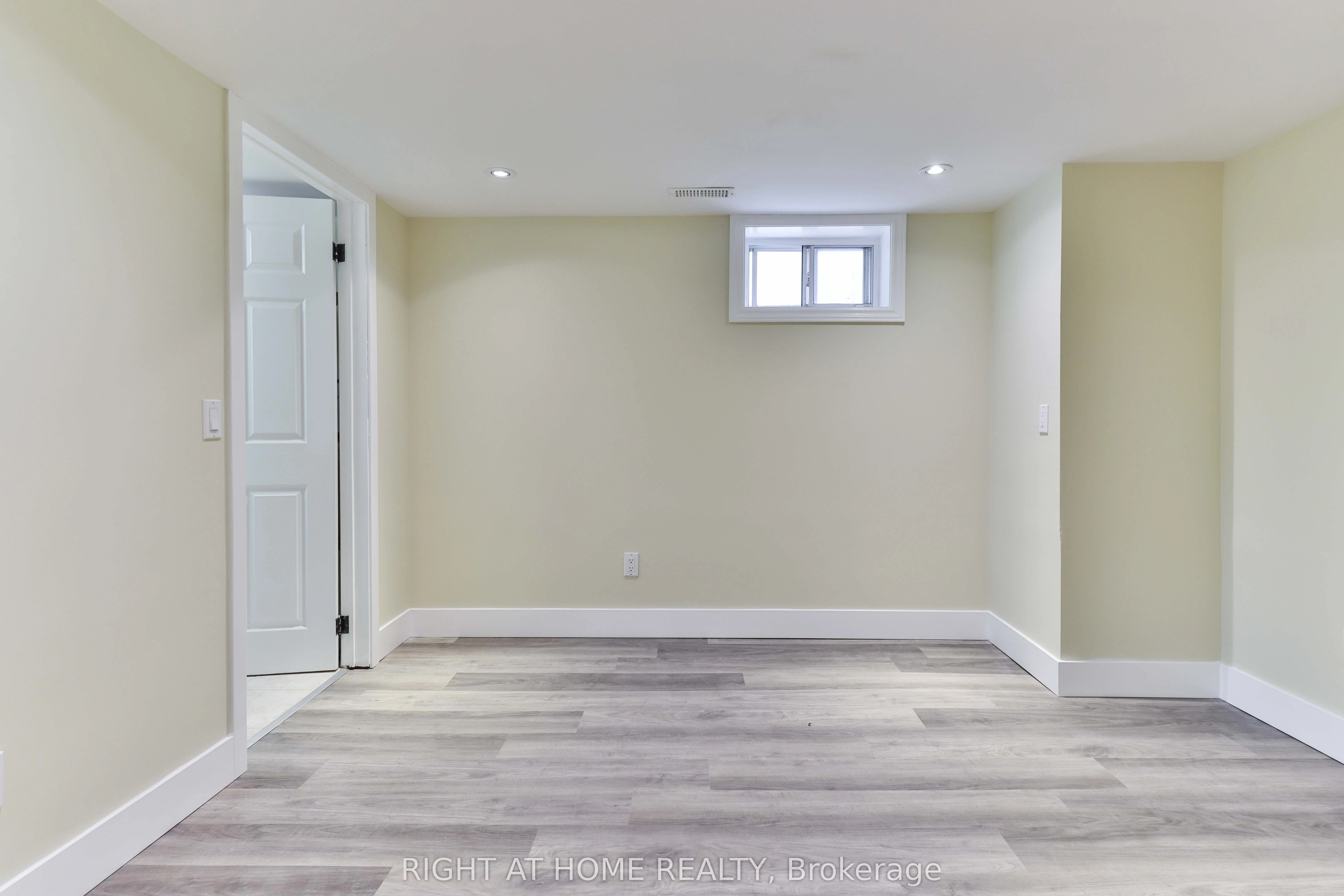 109 Binswood Avenue Lower, Toronto E03, ON M4C 3P1