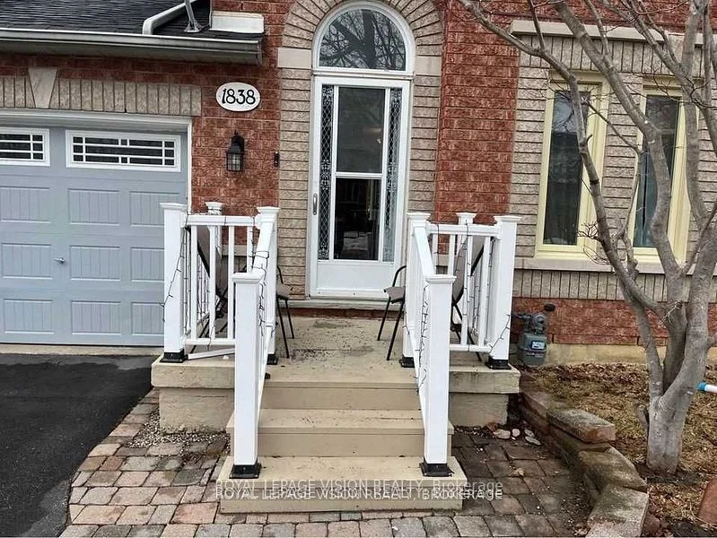 Att/Row/Townhouse in Oshawa