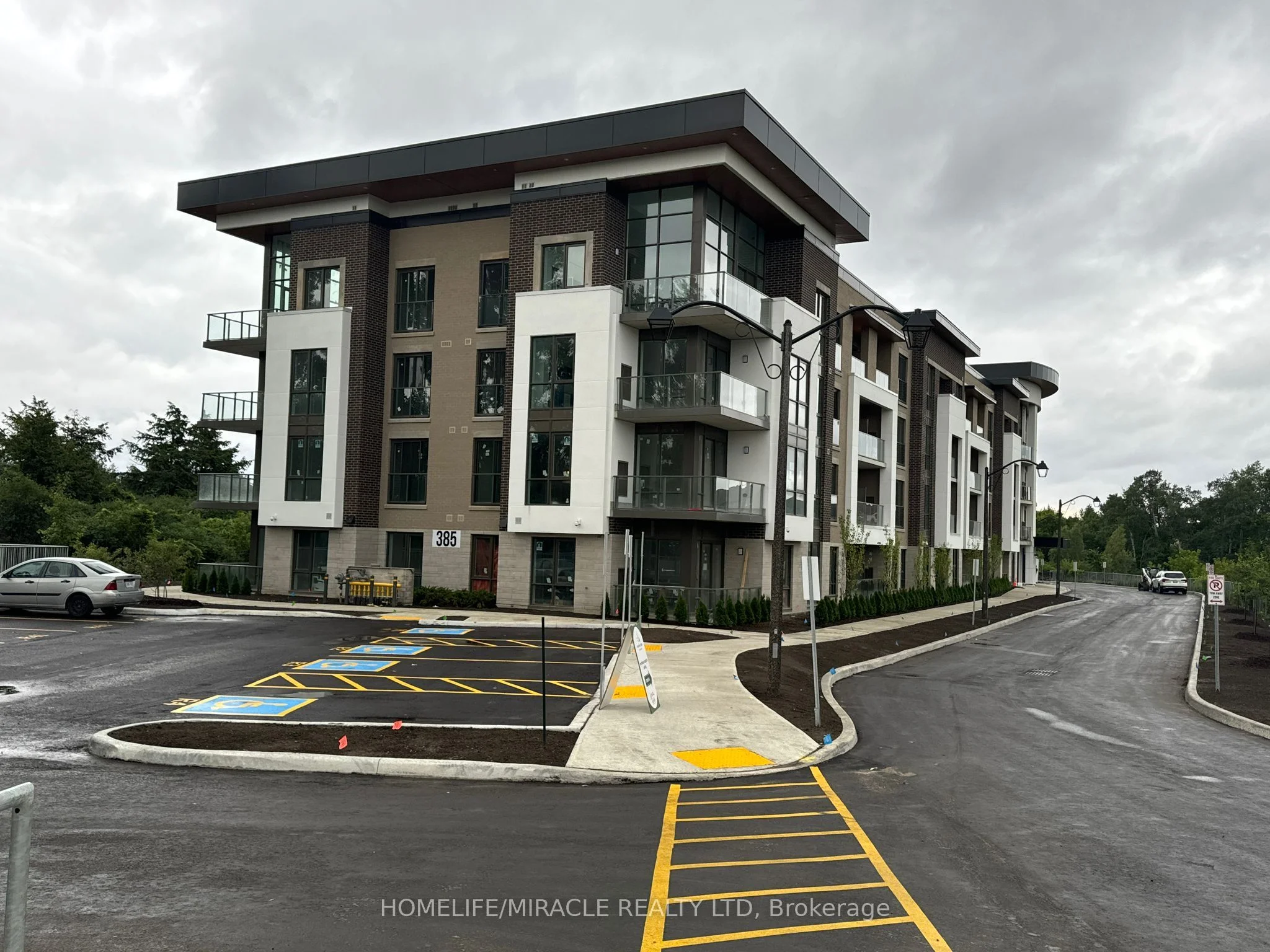 Condo Apartment in Oshawa