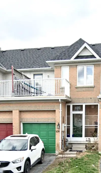Att/Row/Townhouse in Toronto