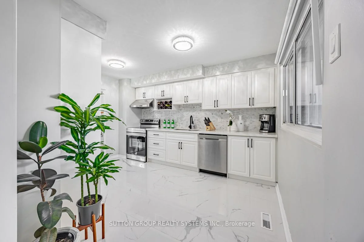 Att/Row/Townhouse in Toronto