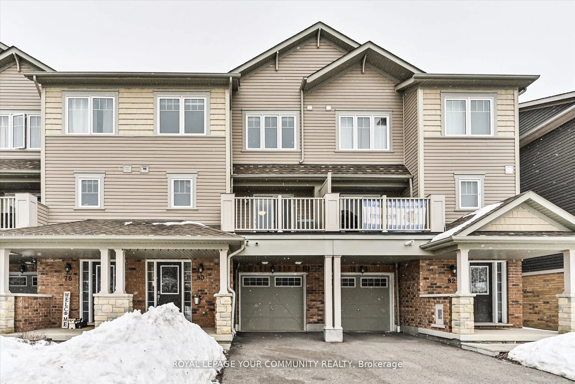 Att/Row/Townhouse in Oshawa