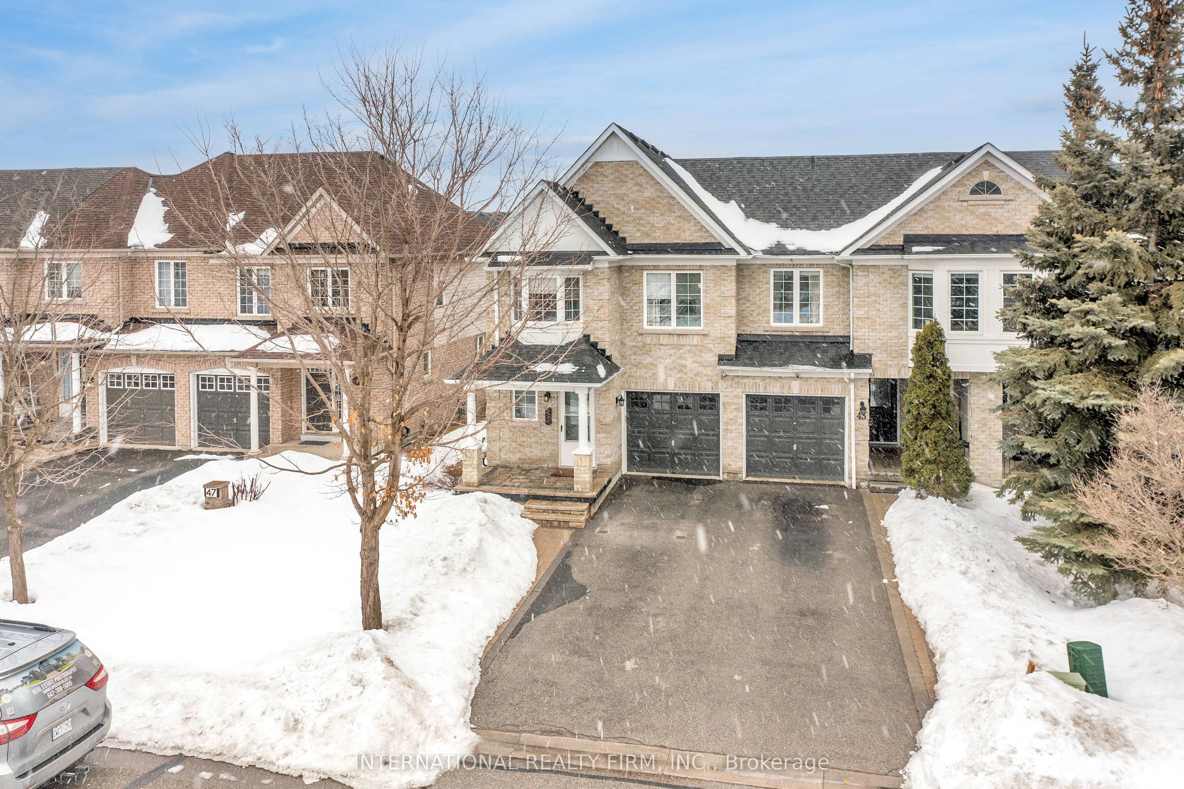 Att/Row/Townhouse in Whitby