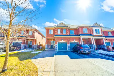 Att/Row/Townhouse in Whitby