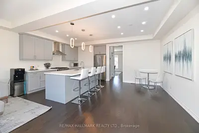 Att/Row/Townhouse in Whitby