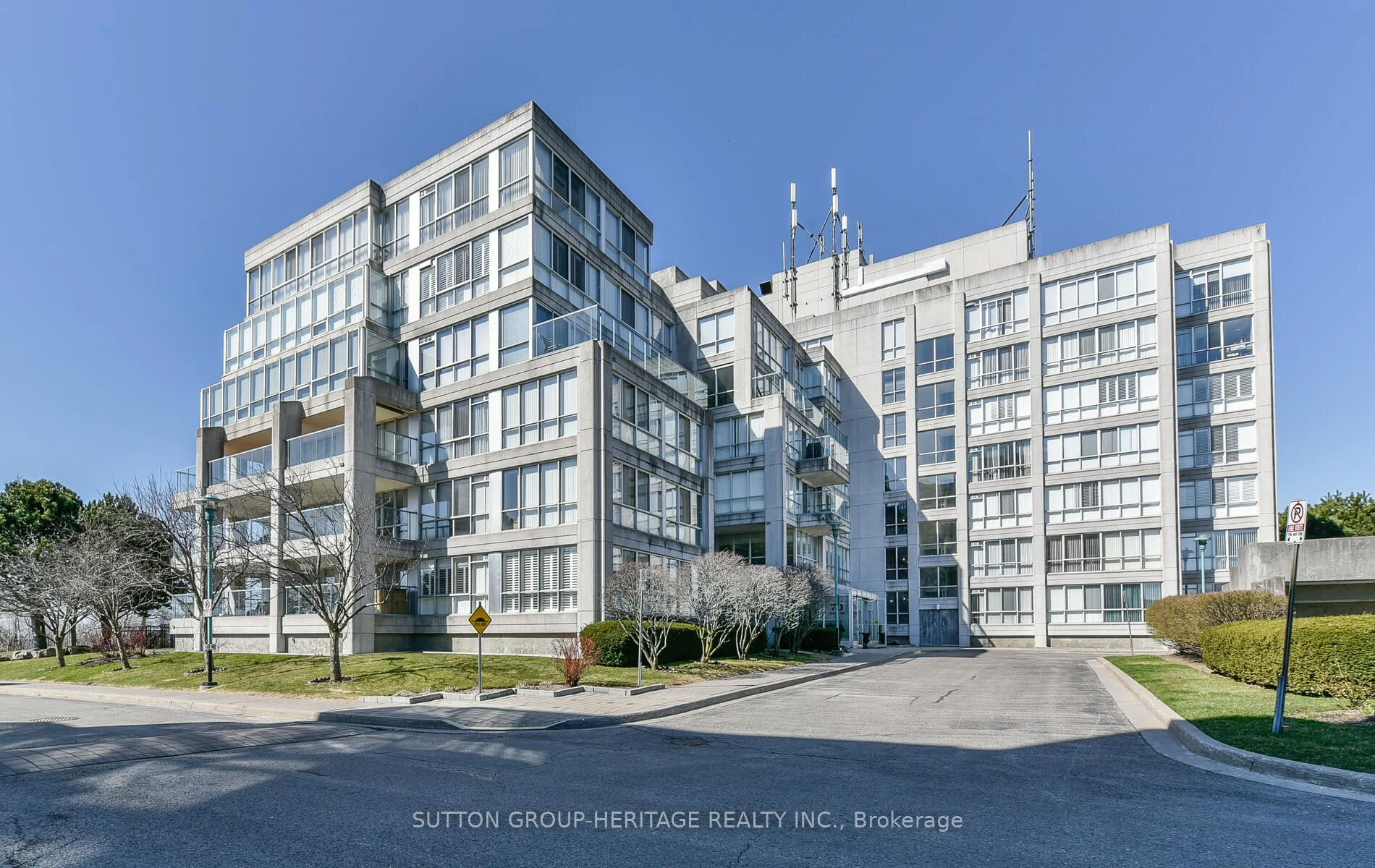 Condo Apartment in Ajax