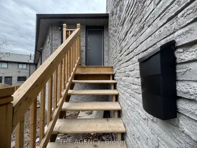 Att/Row/Townhouse in Oshawa