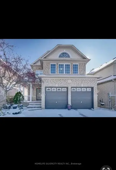 Detached in Whitby